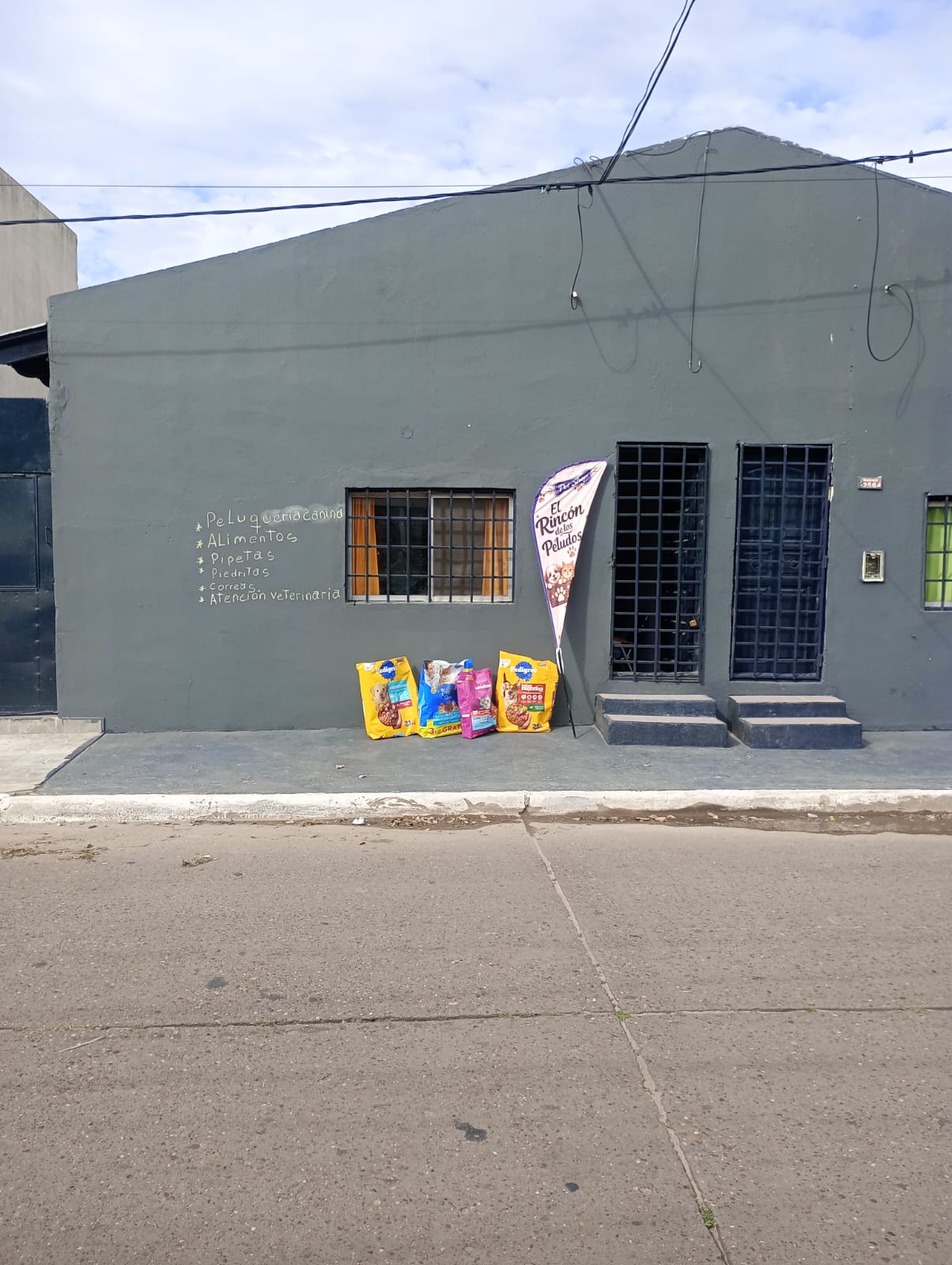 Fachada exterior de Veterinaria y Pet Shop El Rincón de Los Peludos en Corrientes