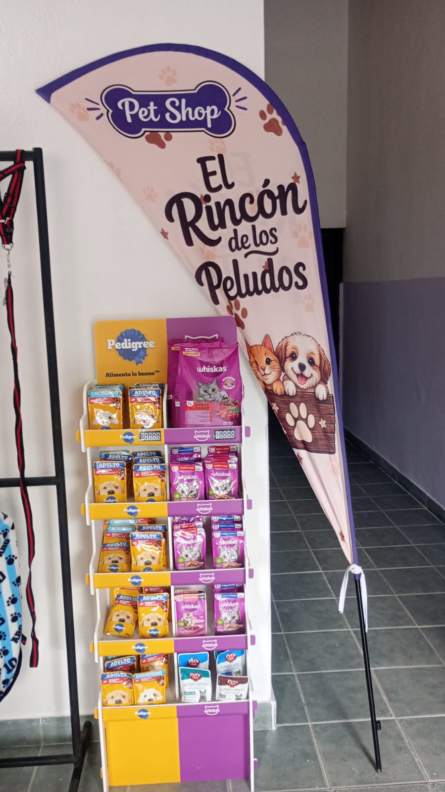 Góndolas y estanterías del Pet Shop con alimentos y accesorios